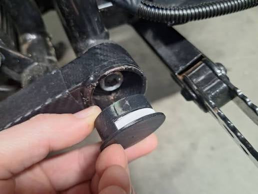 Razor Swingarm Cap Air Tag Holder